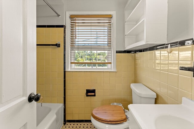 Building Photo - Beautiful updated townhome