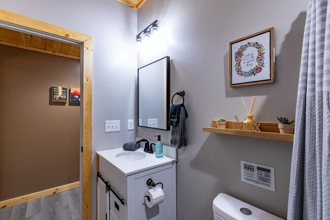 Building Photo - 43 Medina Ct