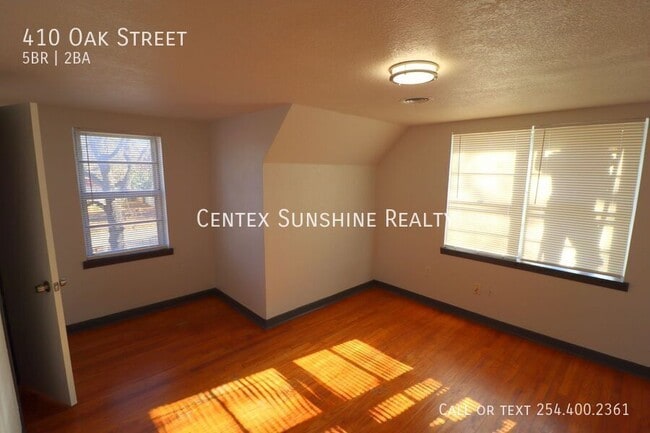 Building Photo - 410 Oak St