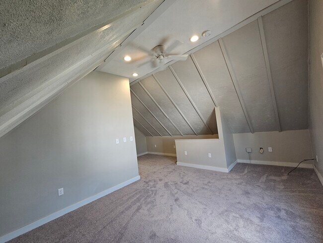 Building Photo - 33 Linden St