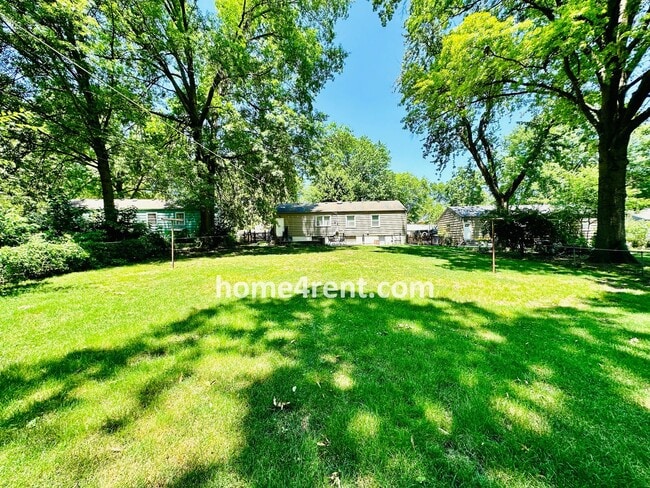 Building Photo - Beautiful Hardwoods w Fenced-in Yard!