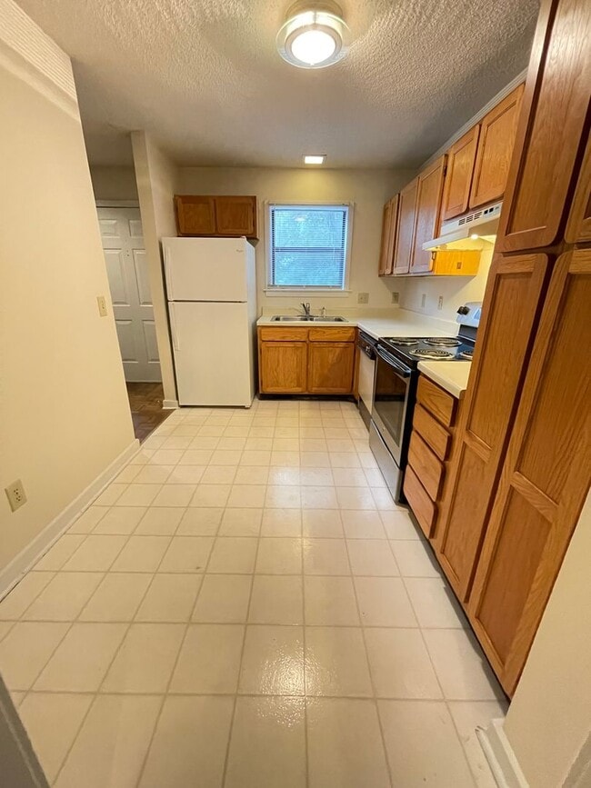 Building Photo - Nice 2br townhome in quiet neighborhood, r...