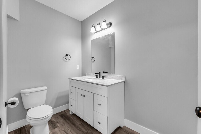 Building Photo - Beautiful 2020 Layton Home with High Ceilings & Modern Finishes