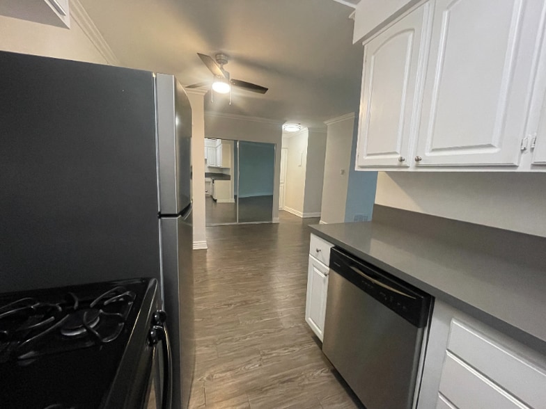 Building Photo - 1595 E Chevy Chase Dr