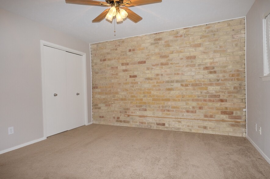 Building Photo - 7727 Meadow Park Dr