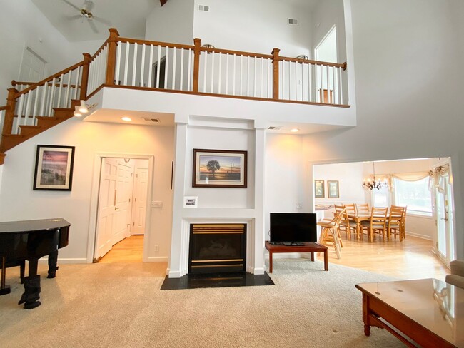 Building Photo - FULLY-FURNISHED GORGEOUS TOWNHOME!