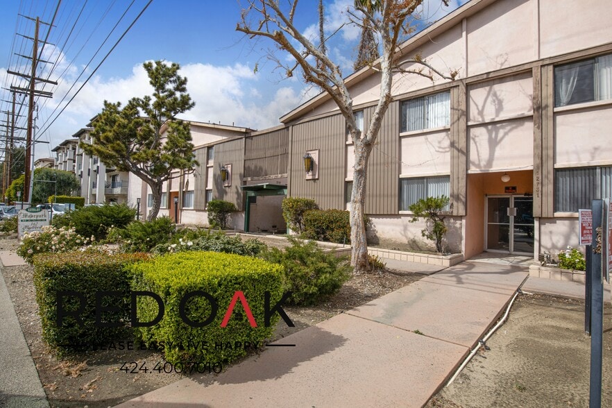 Building Photo - 12737 Moorpark St