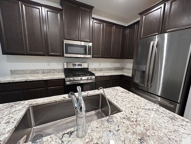 Building Photo - 3 bedroom townhome in Henderston gated community