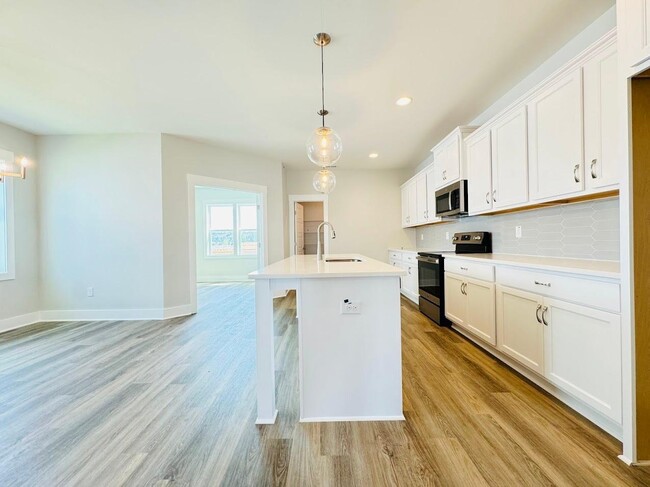 Building Photo - 4 bedroom End Unit Townhome in Wendell Fall