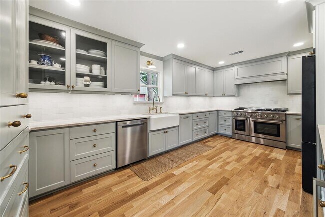 Building Photo - 13035 Pebblebrook Dr