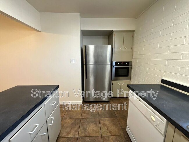 Building Photo - 6936 E 4th St