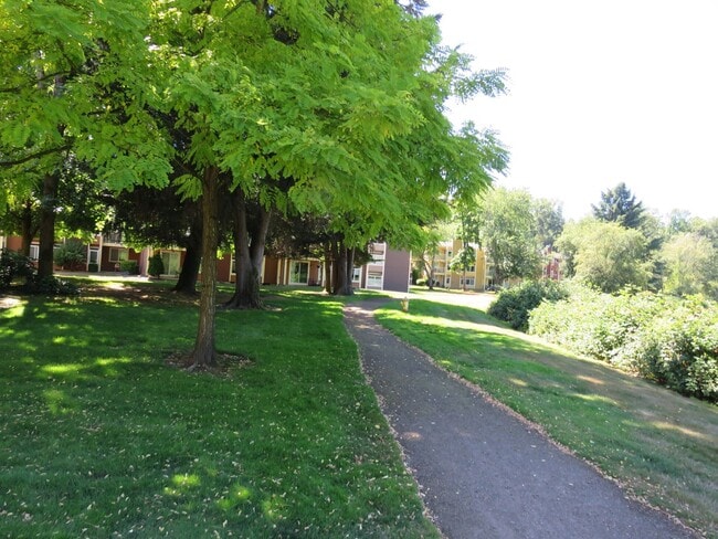 Building Photo - Redmond Downtown Charming 530 sf Studio $ 1695.00 includes parking