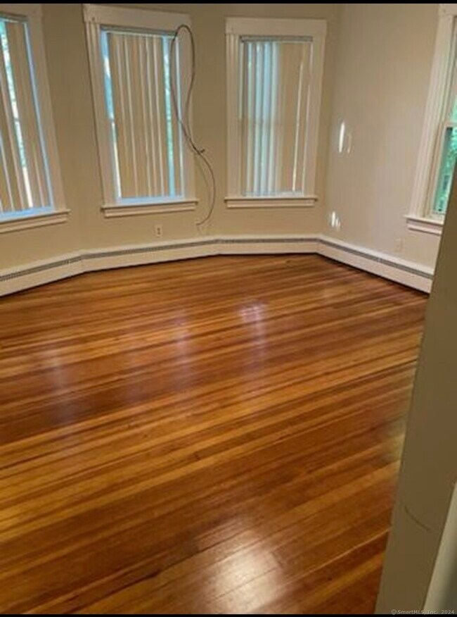 Building Photo - 350 Center St