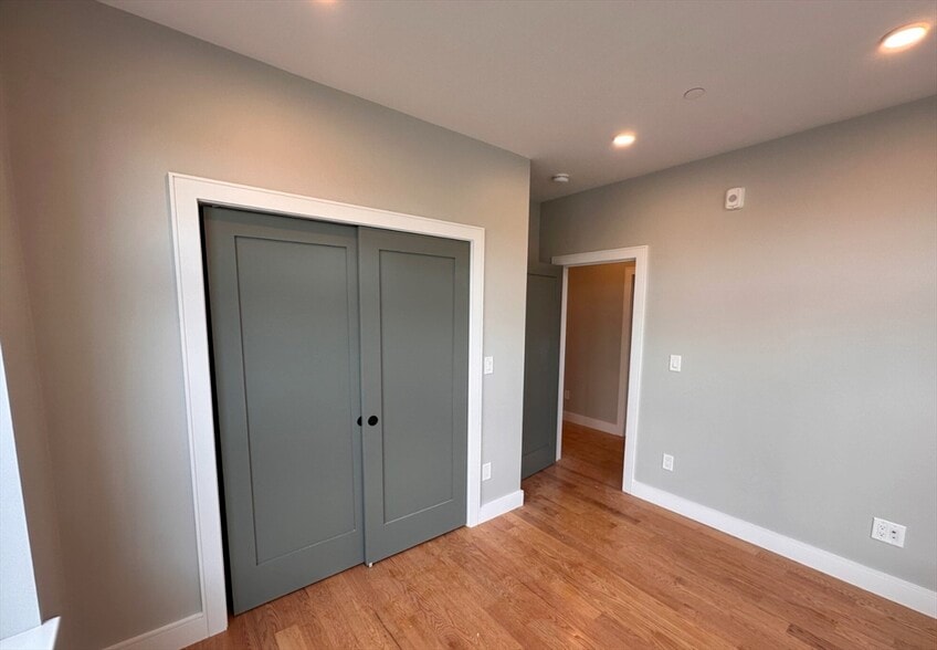 Building Photo - 16 Baker Ct