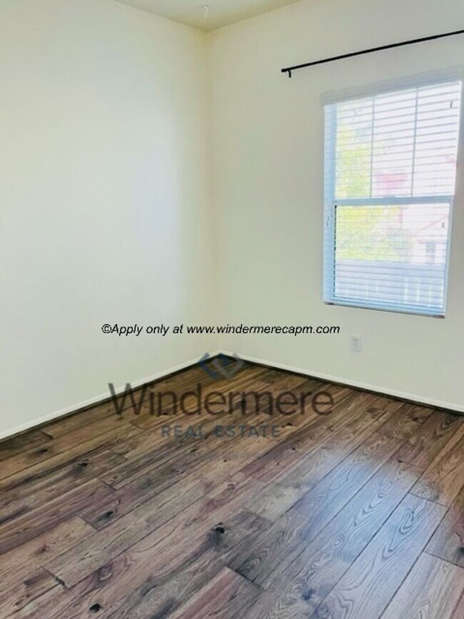 Building Photo - Spacious 3-bedroom with Updated Finishes and Prime Location!