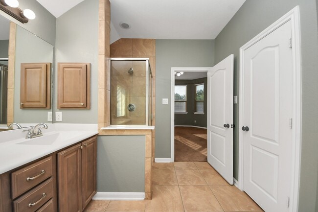 Building Photo - 2402 Village Lakes Dr