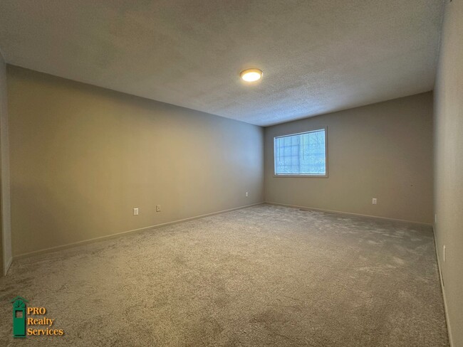 Building Photo - Recently Remodeled 2 Bedroom Townhome