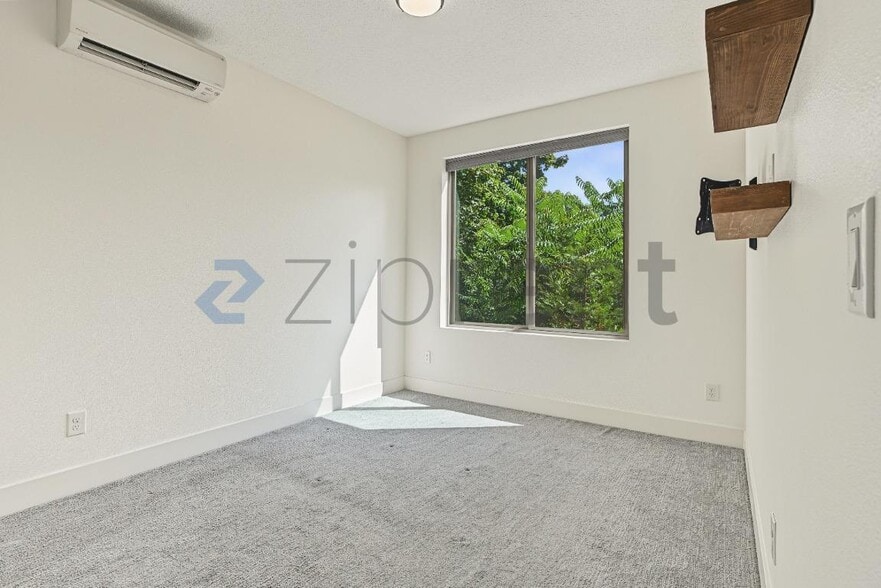 Building Photo - Unit D