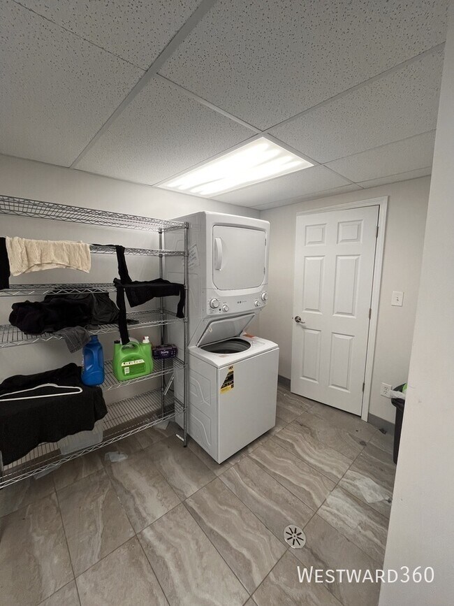 Building Photo - 4018 W Oakdale Ave