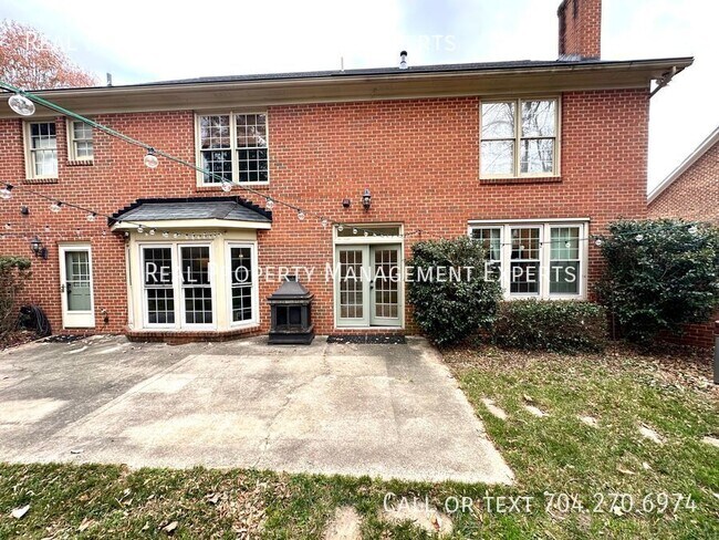 Building Photo - 640 Barington Pl