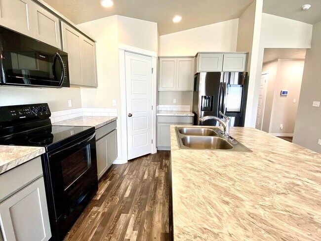 Building Photo - 3 Bedroom 2 Bath  PET FRIENDLY home in SW ...