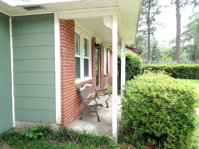 Building Photo - **Available February** Spacious 3 Bedroom 2 Bath in Savannah!