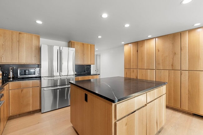 Building Photo - 2988 Solimar Beach Dr
