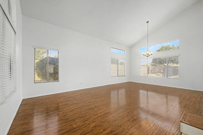 Building Photo - 1513 W Lark Dr