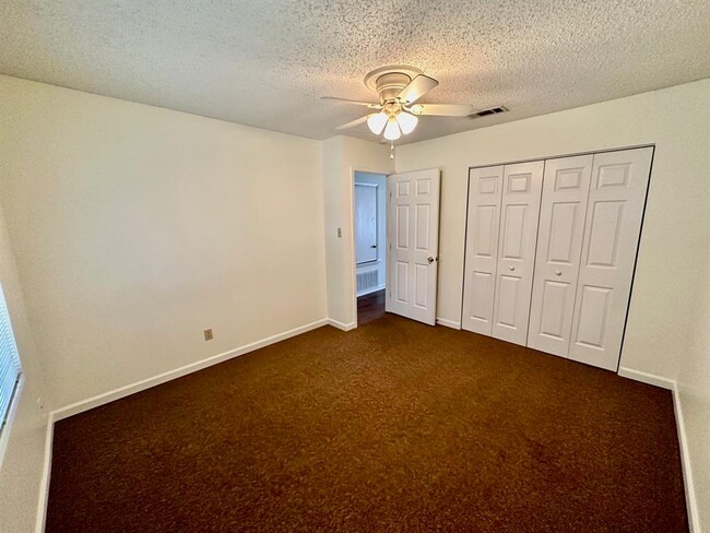 Building Photo - 102 Lady Bird Ln