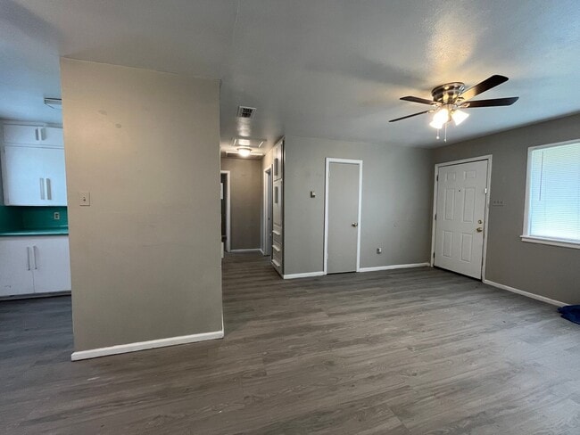 Building Photo - Charming 2-Bedroom in Manhattan Heights – ...