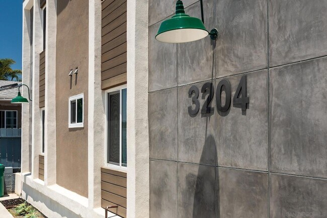 Building Photo - 3204 Collier Ave