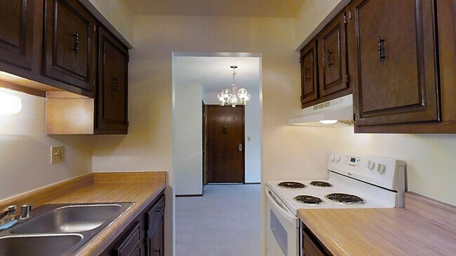 Building Photo - Lower 1 Bedroom 1 Bathroom Apartment Available