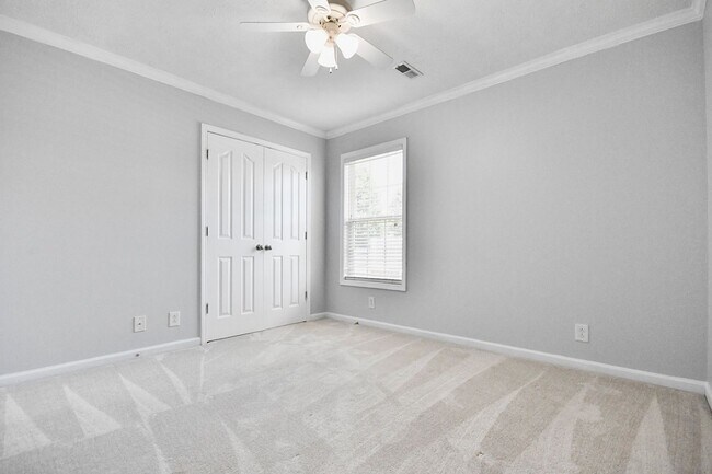 Building Photo - Three Bedroom with Bonus and Pool!