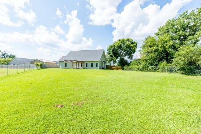 Building Photo - 3 Bedrooms and a bonus room in Richlands (Will include lawn service with increased rents)