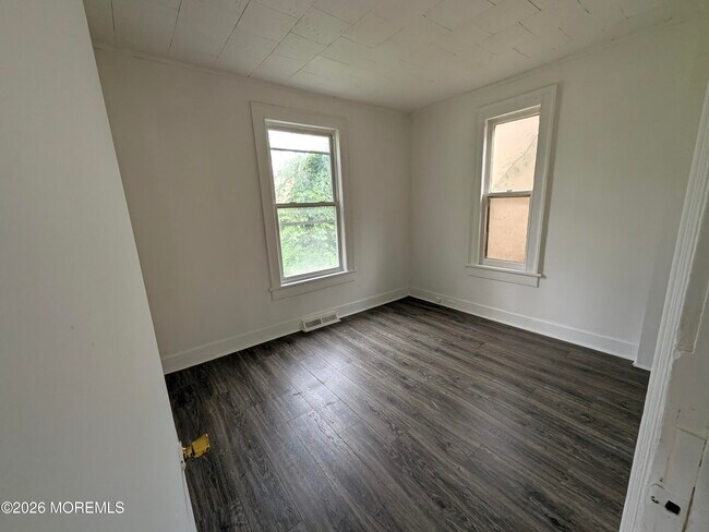 Building Photo - 121 Kossuth St