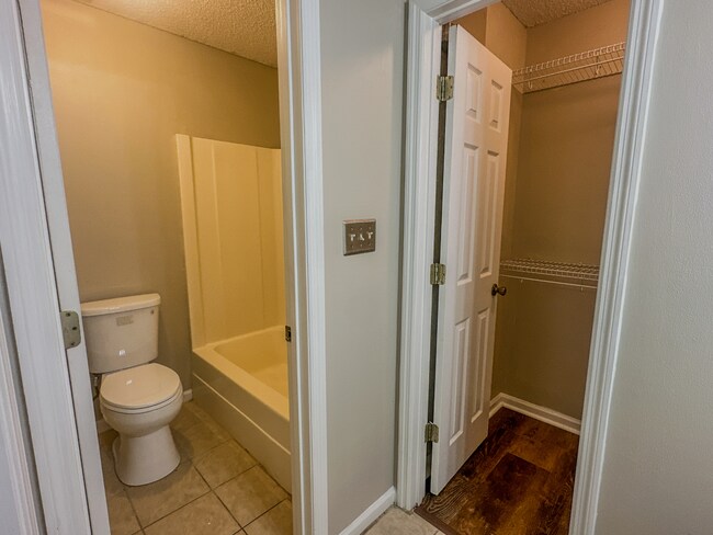 Building Photo - 3924 Heatherwoods Dr