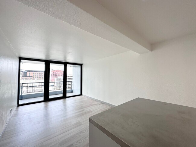 Building Photo - Newly Remodeled 1 bed 1 bath Condo in Down...