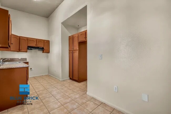 Building Photo - 5869 S Figueroa St