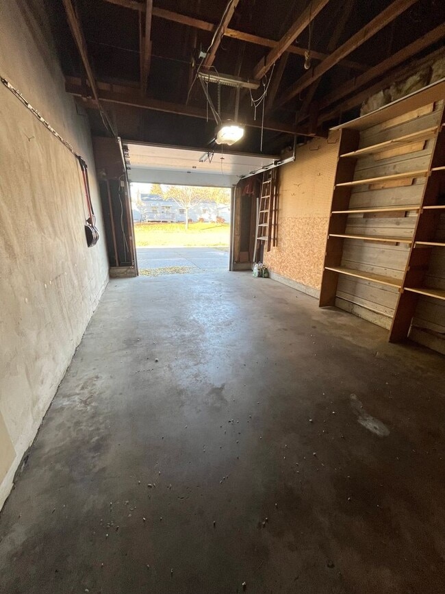 Building Photo - Spacious 2 Bed/2 Bath with Fenced in Yard!