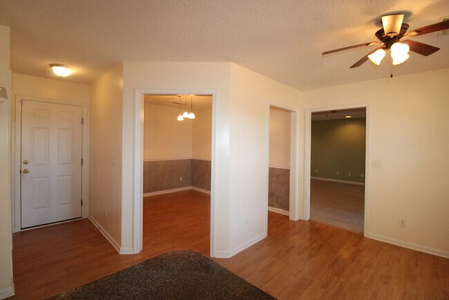 Building Photo - 305 Trillium Ln