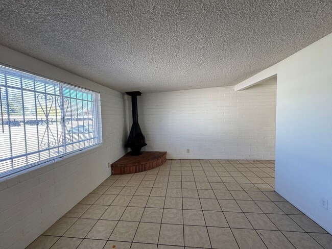 Building Photo - 2Bdm 1 Bath, Washer/Dryer Hookups, Will no last long!