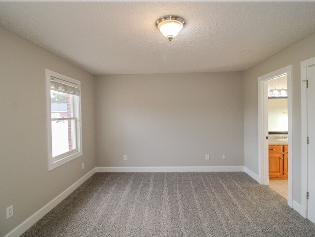 Building Photo - Spacious home!