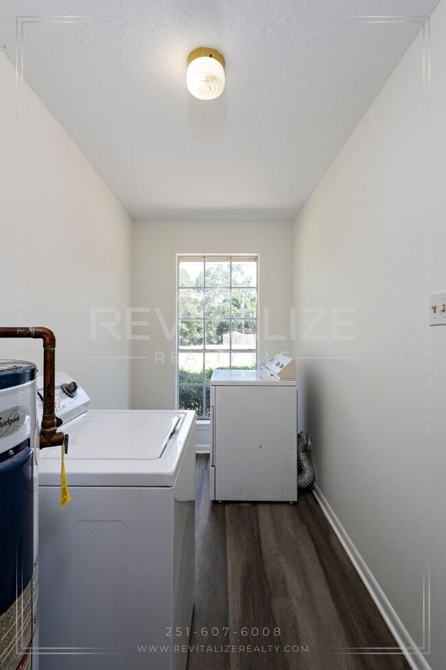 Building Photo - Brick 3BD 2BA with Large Private Yard!