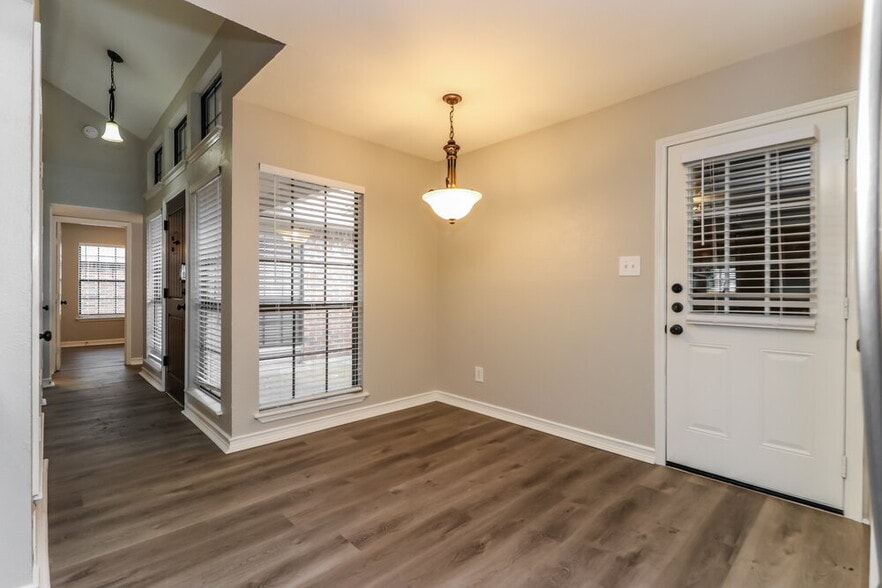 Building Photo - 2321 Clareton Dr