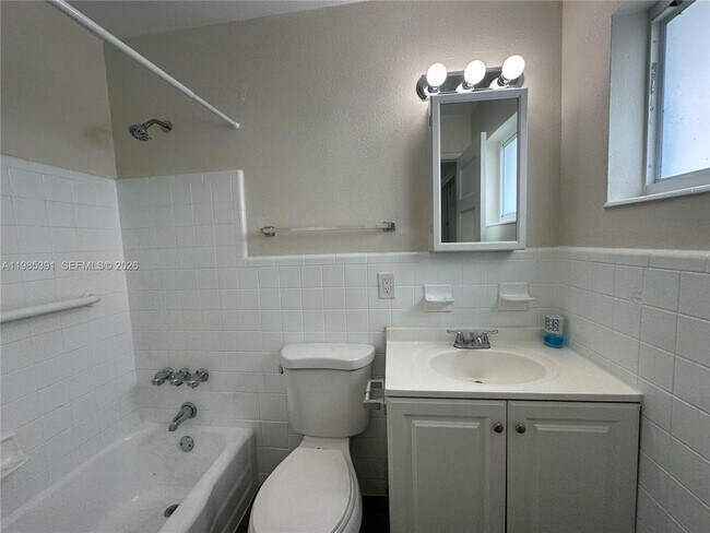 Building Photo - 5901 NE 18th Ave