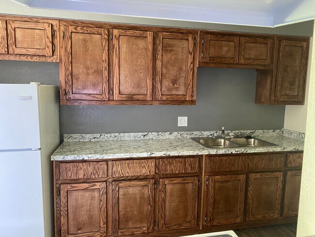 Building Photo - 1/2 off move in special! Large 2 bedroom i...