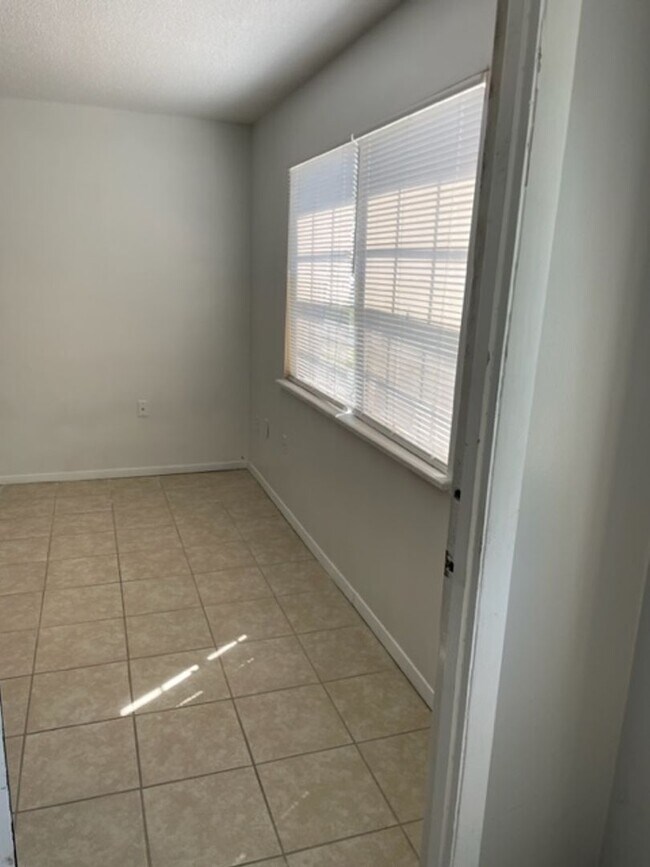 Building Photo - Large One Bedroom Condo