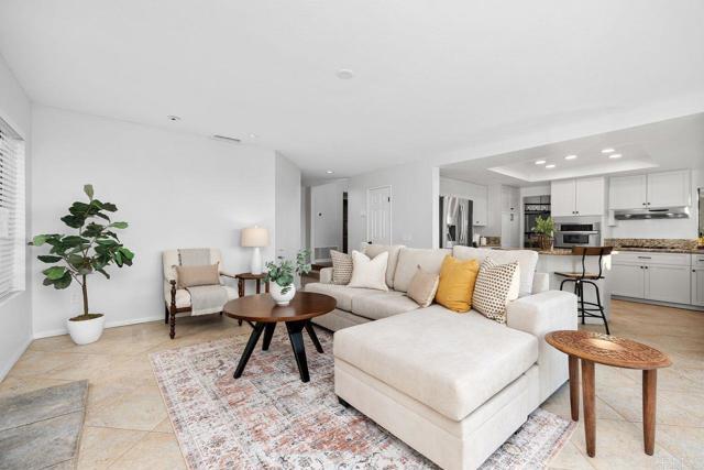 Building Photo - 9346 Laurentian Dr