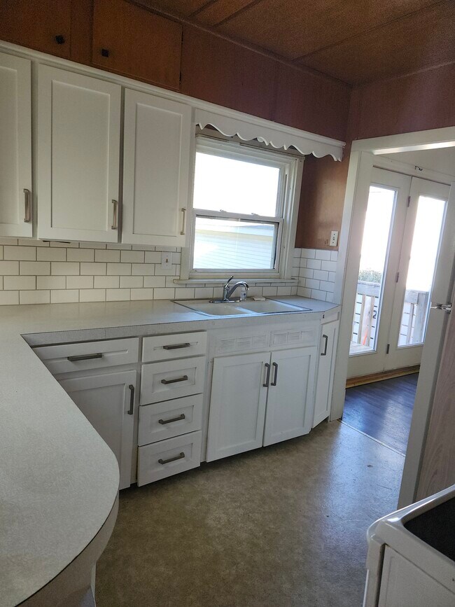 Updated kitchen - 819 Hawthorne Ave