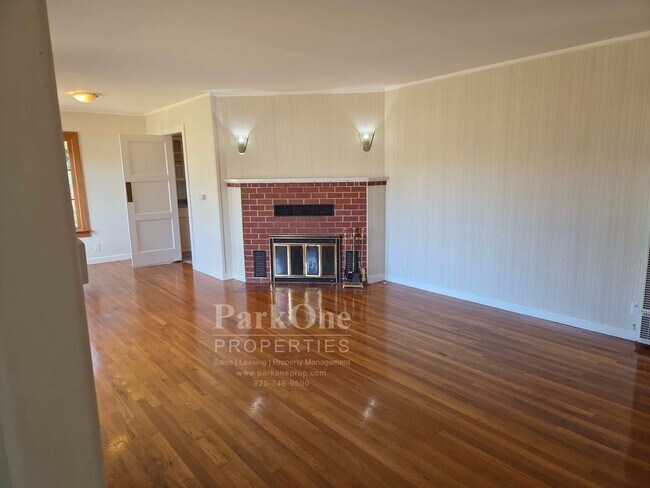 Building Photo - Adorably Rustic home 2 blocks from the shore.